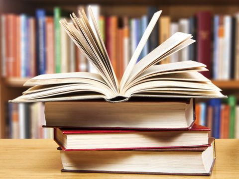 Aufgeschlagenes_Buch_in_der_Bibliothek
