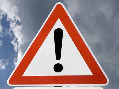 Verkehrszeichen Gefahrstelle mit daruntergehängten Schild mit der Aufschrift Fahrverbot