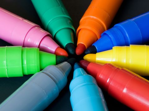 Neun bunte Filzstifte kreisförmig angeordnet