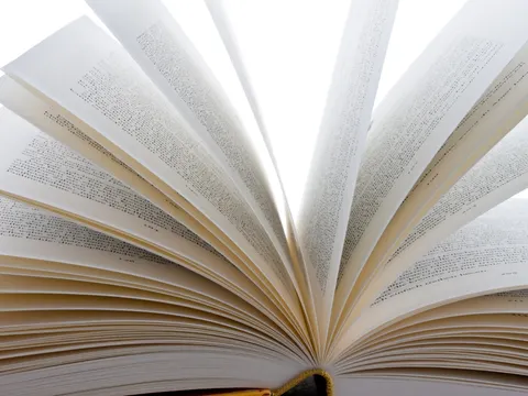 Ein aufgeschlagenes Buch