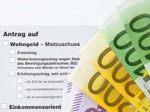 Wohngeldantrag und Geldscheine