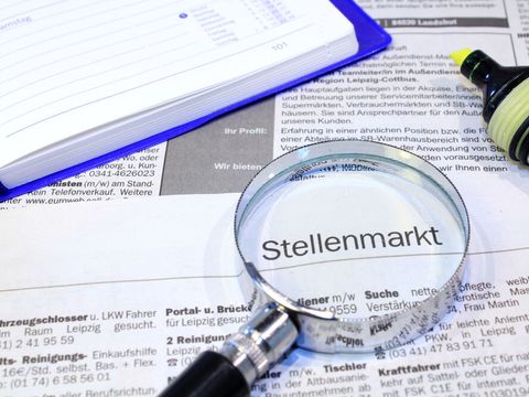 Jobsuche Zeitung Lupe
