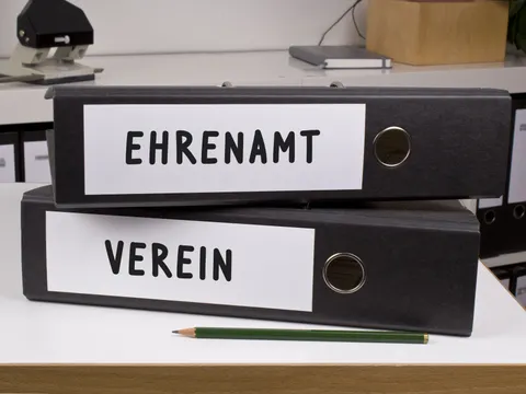 Akten mit Aufschrift Ehrenamt und Verein