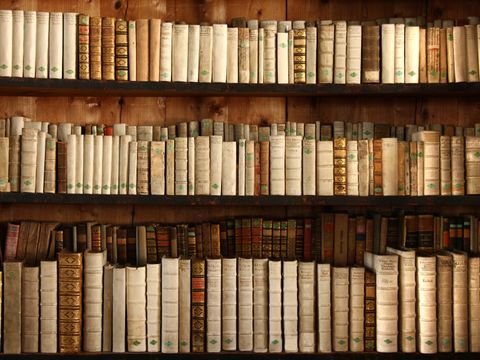 Regale mit Büchern