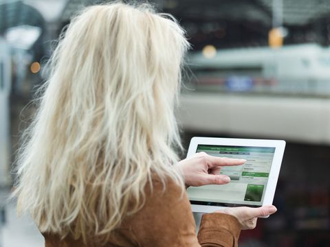Frau mit Tablet PC