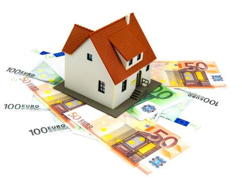 Grafik: Modellhaus steht auf Geldscheinen