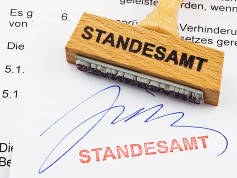 Holzstempel auf Dokument - Standesamt