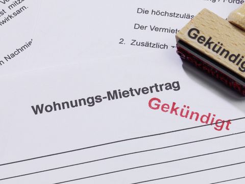 Wohnungs-Mietvertrag mit dem Stempelvermerk "gekündigt", darauf liegt der dazugehörige Stempel