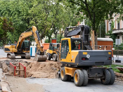 Straßenbaustelle mit schweren Baufahrzeugen