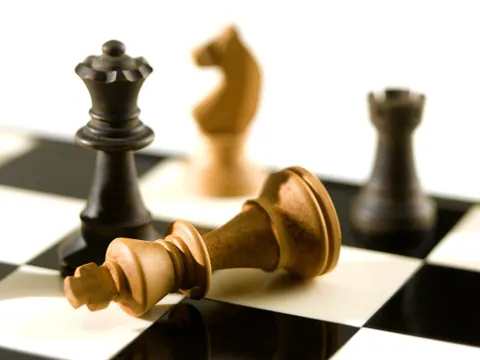 Schachbrett mit umgefallener Spielfigur