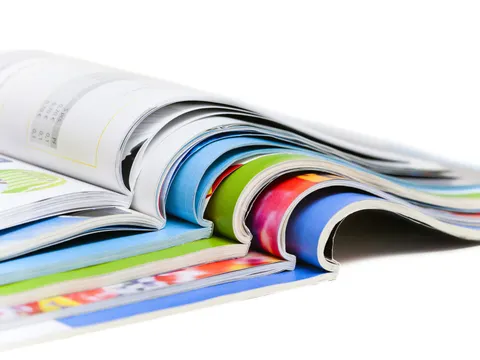 Fünf aufgeschlagene Zeitschriften