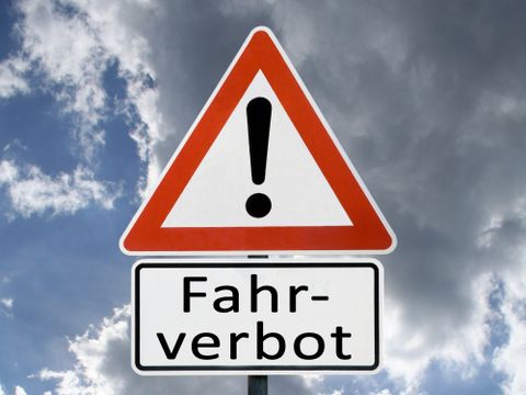 Verkehrszeichen Gefahrstelle mit daruntergehängten Schild mit der Aufschrift Fahrverbot
