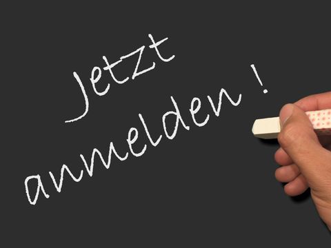 Tafel mit dem Schriftzug Jetzt anmelden