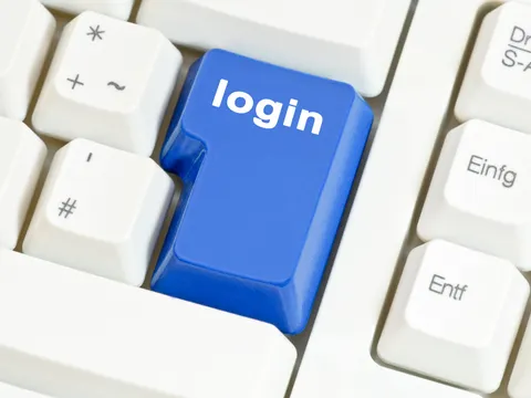 Tastaturausschnitt mit blauer Enter-Taste. Auf der Enter-Taste steht login (mit weißer Schrift)
