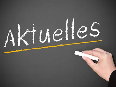 Tafel mit der Aufschrift "Aktuelles"