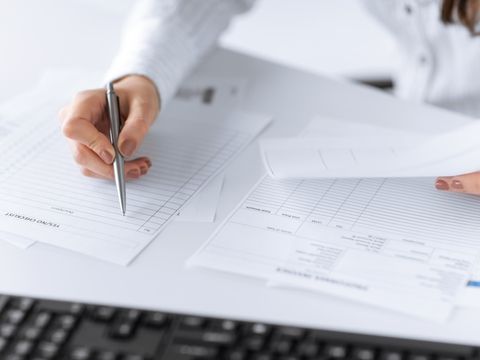 Formular wird vor einer Tastatur ausgefüllt