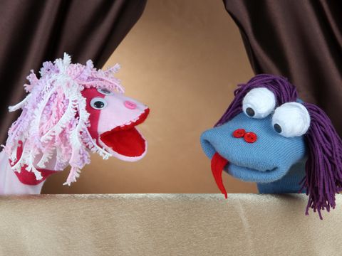 Zwei Handpuppen bei einer Aufführung