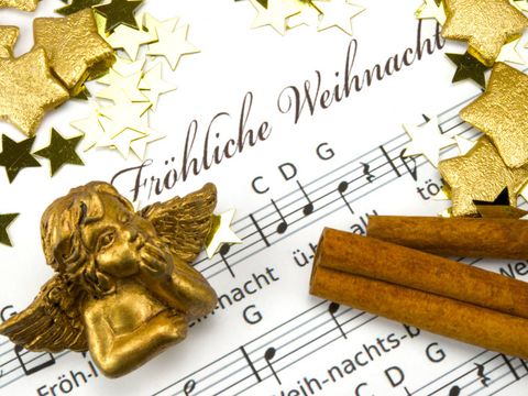 Weihnachtsmusik auf einem Notenblatt mit Weihnachtsschmuck