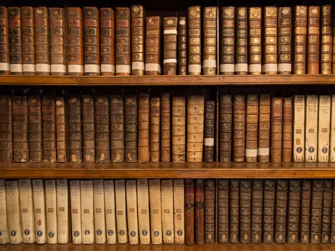 Alte Bücher in einem Regal