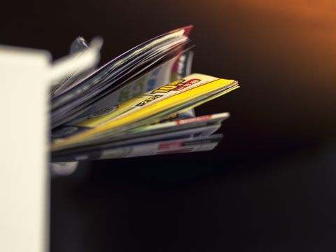 Bündel von Werbeprospekten in einem Briefkasten
