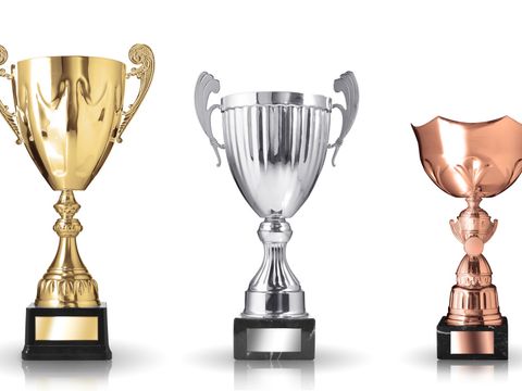 Drei unterschiedliche Trophäen auf weißem Hintergrund