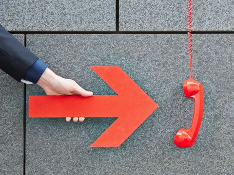 Hand zeigt mit Pfeil auf Telefon