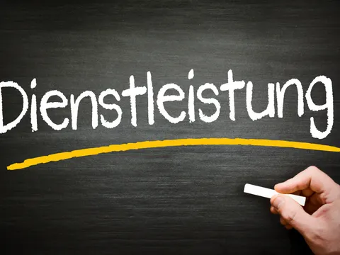 Tafel mit dem Schriftzug Dienstleistung