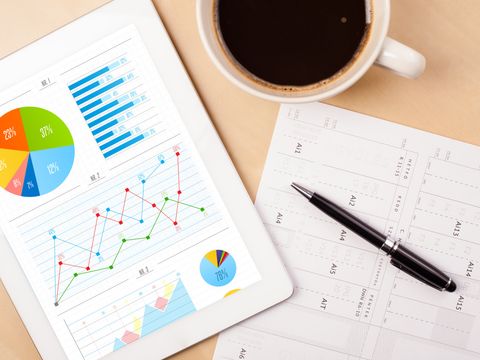 Tablet PC liegt neben der Kaffeetasse