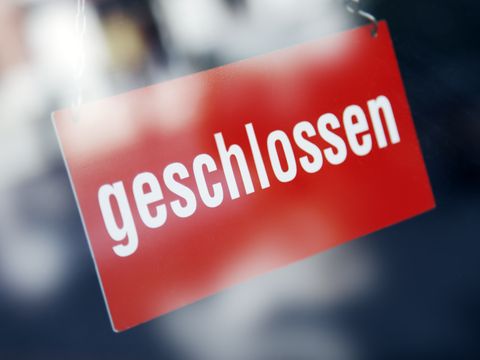 Schild mit dem Wort geschlossen