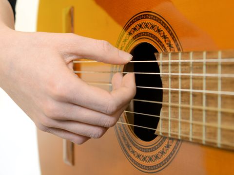 Frau_spielt_Gitarre