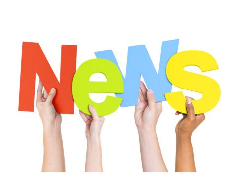 von mehreren Händen hochgehaltene News-Buchstaben