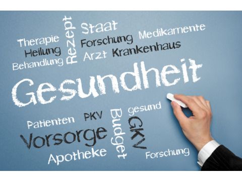 Auf einer Tafel wurden verschiedene Ausdrücke aus dem Bereich Gesundheit mit Kreide geschrieben. In der Mitte der Tafel steht das Wort "Gesundheit" vergrößert. Drum herum wurden z. B. die Wörter: Therapie, Heilung, Behandlung, Patienten usw. geschrieben.