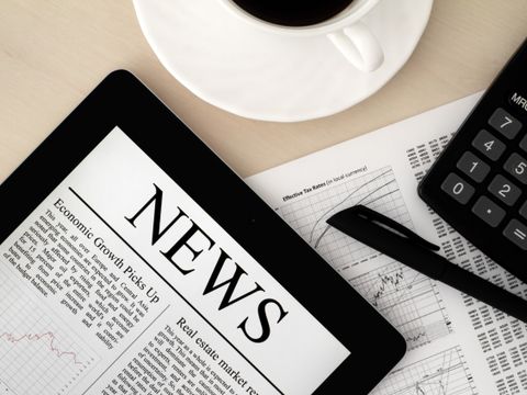 Tablet PC mit News auf einem Tisch