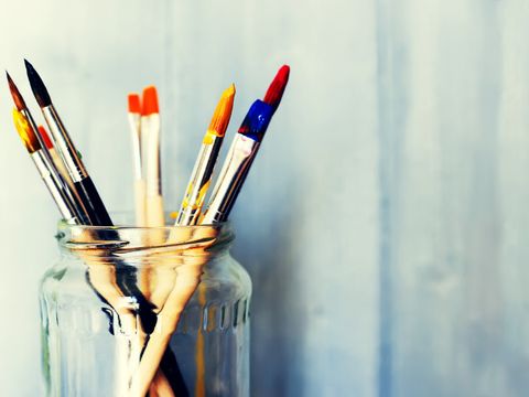 Bunte_Pinsel_im_Glasbehälter