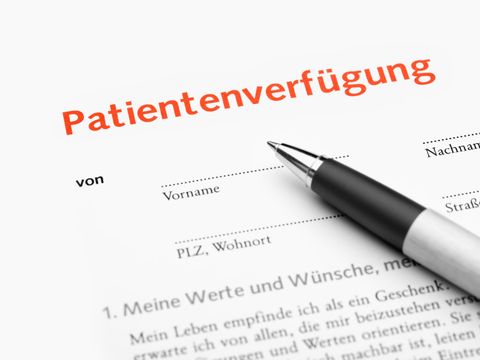 Stift liegt auf einer ausgedruckten Patientenverfügung
