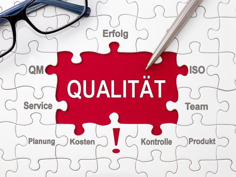 Puzzleteile mit der Aufschrift "Qualität"