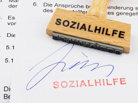 Stempel mit der Aufschrift 'Sozialhilfe' auf einem gedruckten Dokument