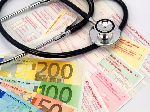 Stethoskop, Gelscheine und verschiedene Krankenkassenformulare