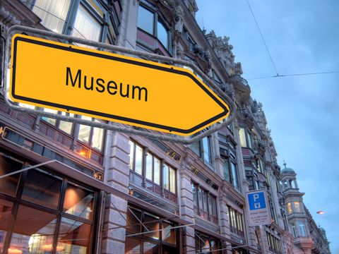 Straßenschild_Gelb_Museum