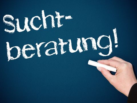 Suchtberatung steht auf einer Tafel