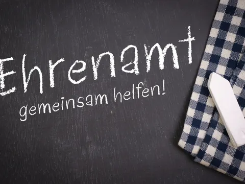 Tafel mit Kreideaufschrift Ehrenamt