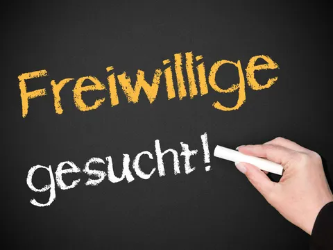 Tafel mit Kreideaufschrift Freiwillige gesucht