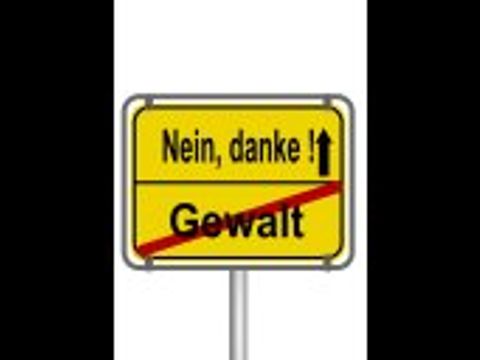 Gelbes Ortsausgangsschild: Im unteren Feld steht rot durchgestrichen der Begriff "Gewalt" - im oberen Feld steht "Nein Danke!"