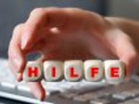 Das wort Hilfe zusamengesetzt aus Würfeln