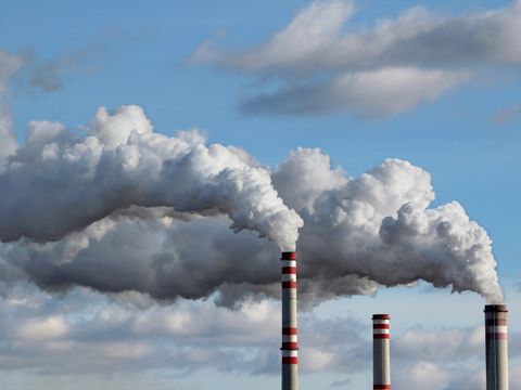 Industrieschornsteine mit Rauch