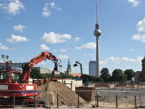 Blick über eine Baustelle auf den Fernsehturm