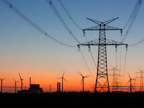 Strommast Freileitungsmast in der Abenddämmerung