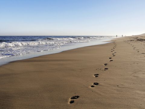 Fußabdrücke im Sand am Strand