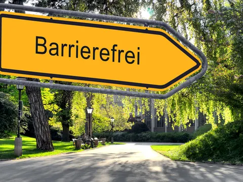 Schild mit der Aufschrift barrierefrei vor einem Spazierweg