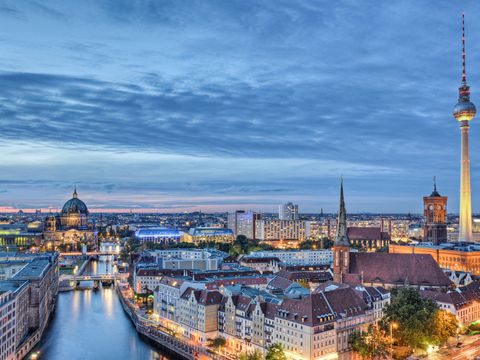 Blick über Berlin mit Fernsehturm und Dom im Hintergrund
